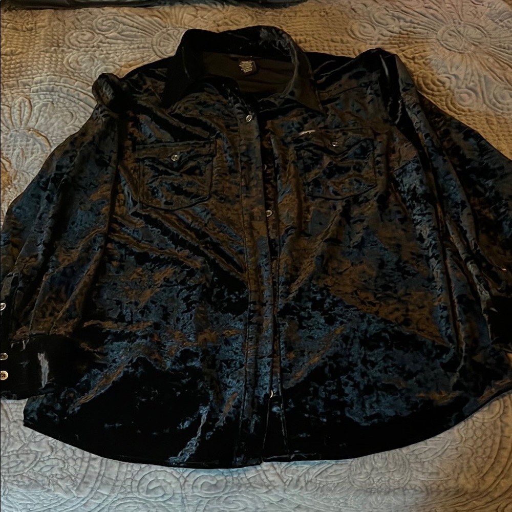 Wrangler Retro velour button down shirt. Color black. Size large.
